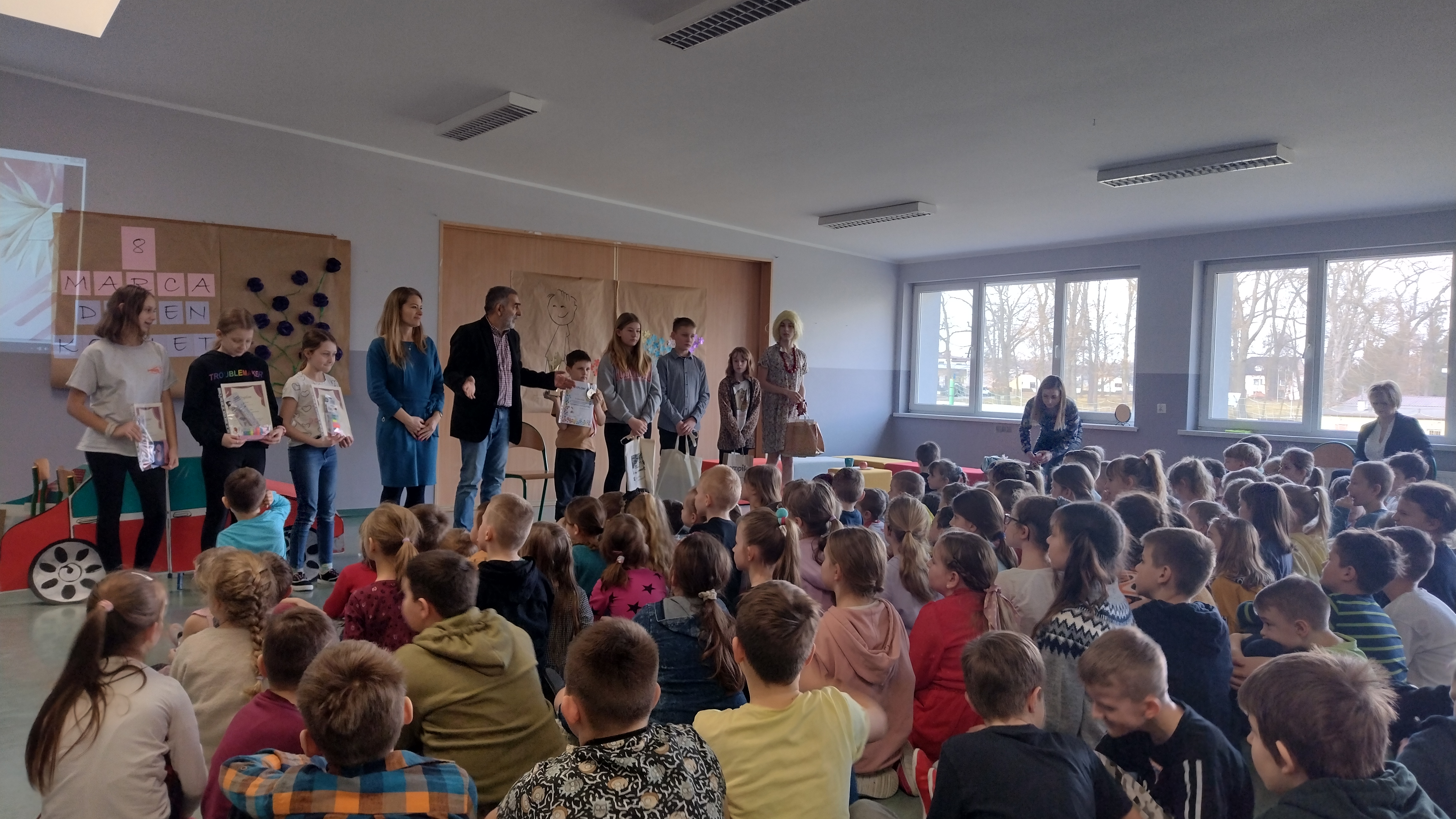 Rozdanie nagród i dyplomów za udział w Szkolnym Konkursie Recytatorskim